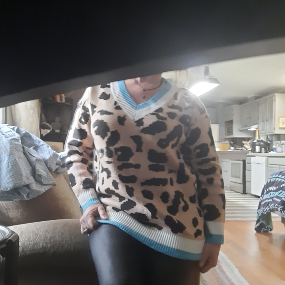 animal 1left print  sweater - Picture 3 of 9